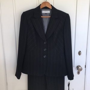 NWT Tahari Suit Size 4